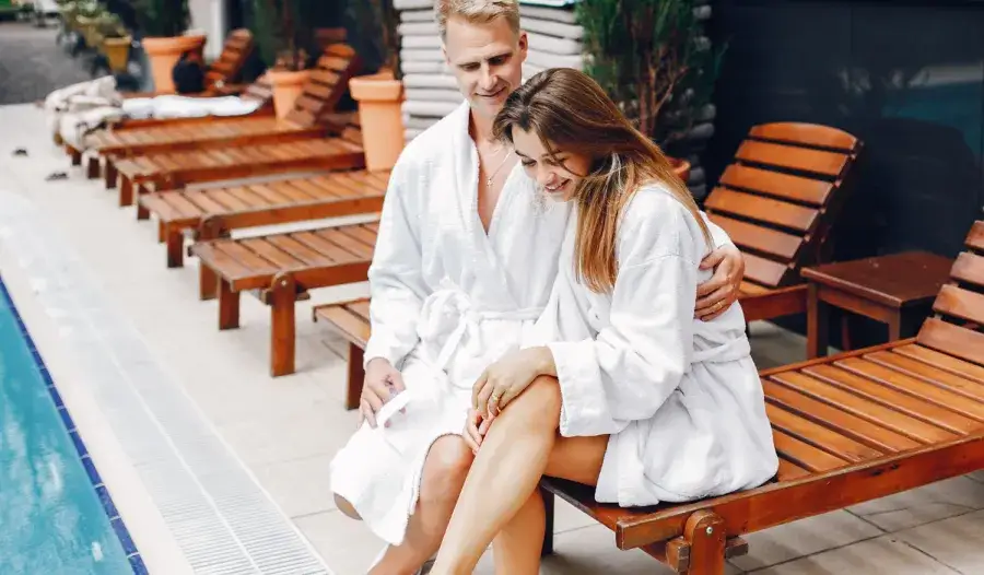 SPA dla dwojga: Jak wybrać idealny pakiet na romantyczny wyjazd?