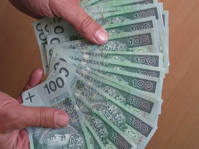 Kiedy trzeba oddać zasiłek rodzinny? Sprawdź, czy musisz zwrócić pieniądze