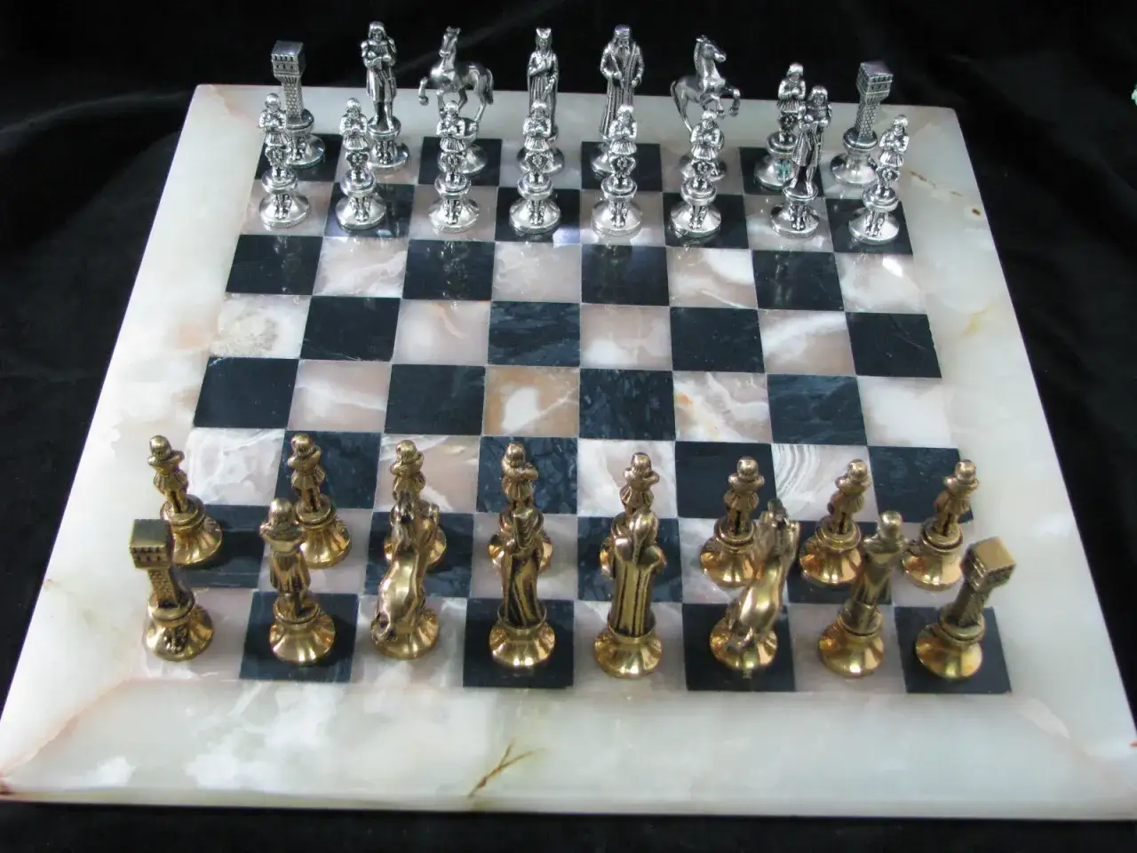 Szachy z onyksu: przewodnik po luksusowej inwestycji. Jak wybrać?