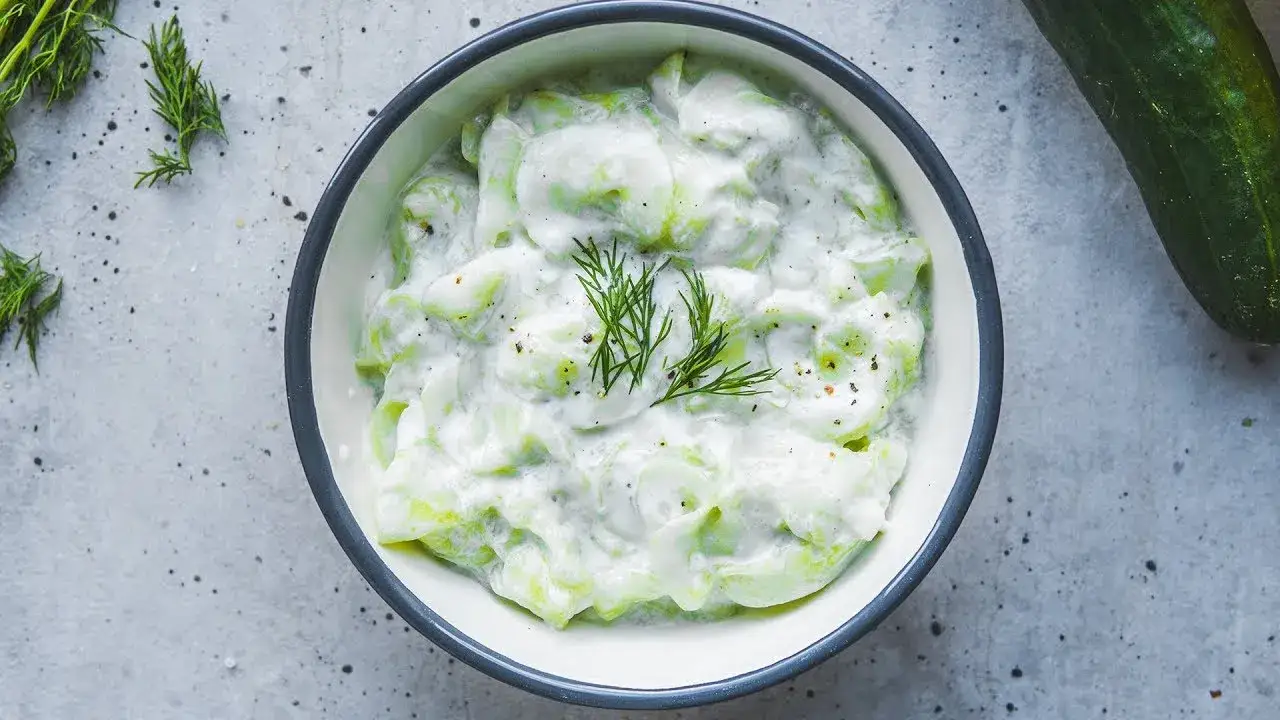 Jakie przyprawy do mizerii? Odkryj sekrety idealnego smaku