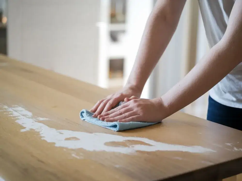 Jak usunąć ślady po gorącym kubku na stole - skuteczne metody i porady