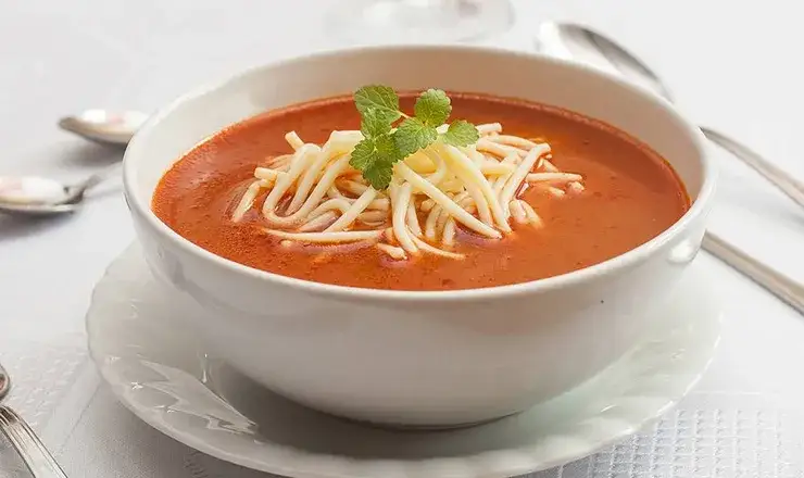 Zupa pomidorowa z makaronem: ile kalorii kryje Twój talerz?