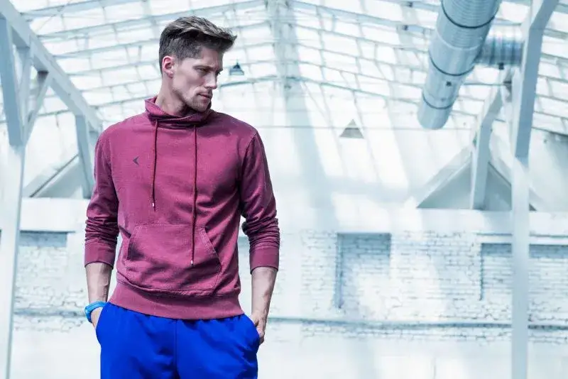 Polskie marki bluzy męskie – odkryj stylowe i tanie propozycje