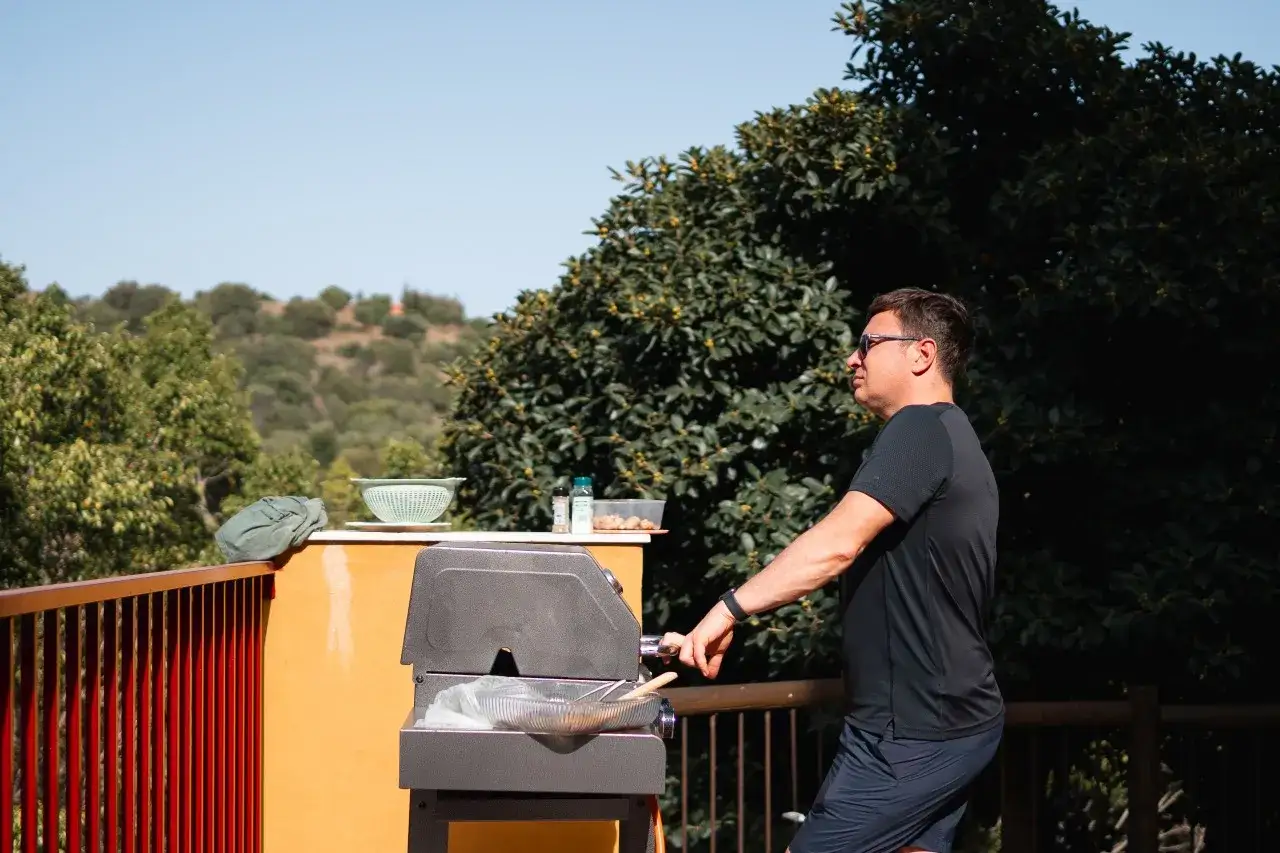 Bezpieczne grillowanie: grill gazowy na balkonie w bloku i przepisy