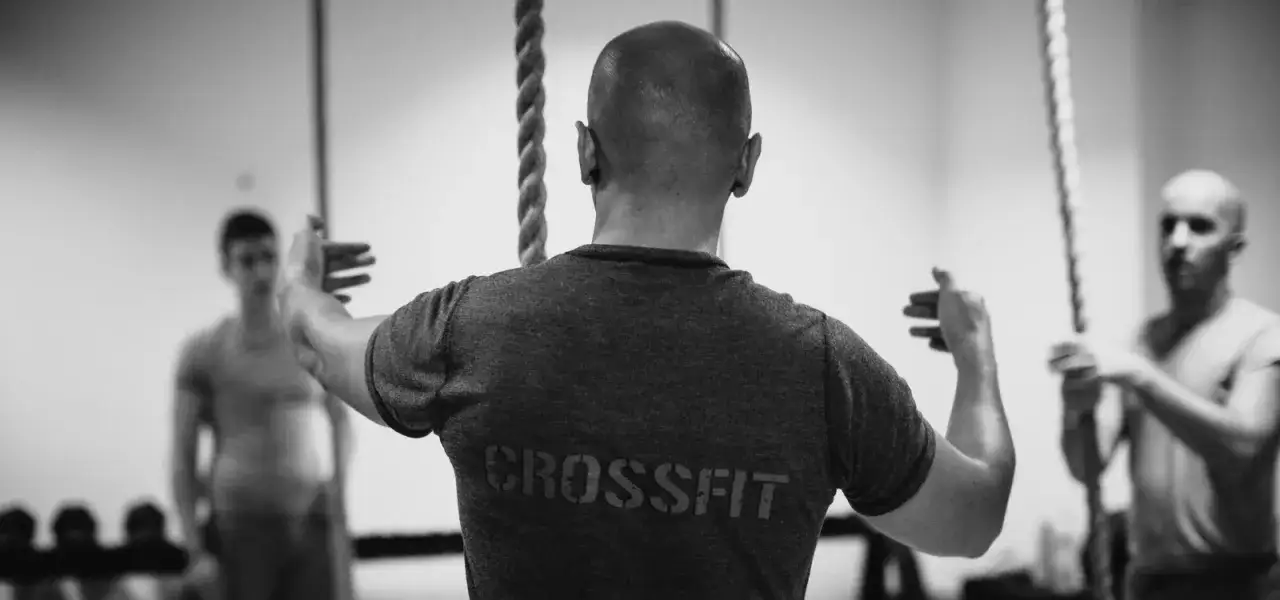 Jak ułożyć trening crossfit, aby uniknąć kontuzji i osiągnąć wyniki