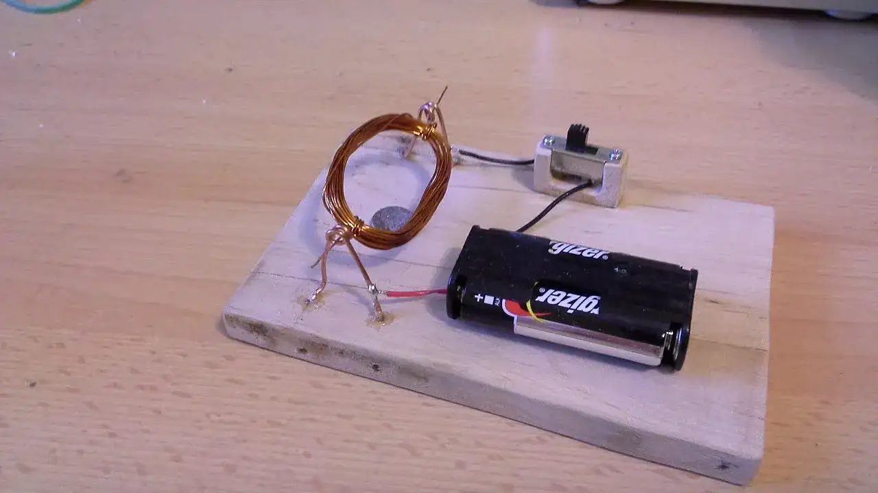 Jak zrobić silnik elektryczny z baterii i magnesu - prosta instrukcja krok po kroku