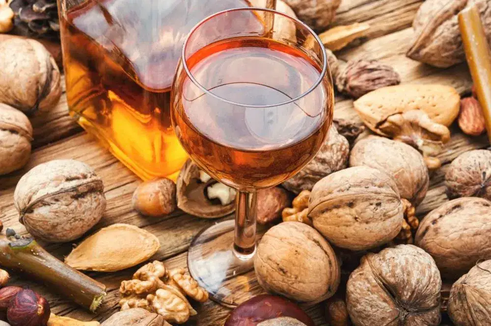 Nalewka bursztynowa na co pomaga? Odkryj jej niezwykłe właściwości