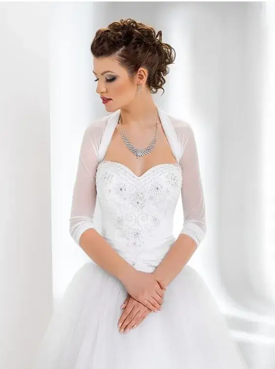 Jak wybrać idealne bolerko do sukni ślubnej z tiulu – porady i inspiracje