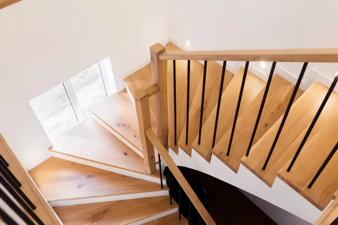 Czym pomalować lakierowane schody, aby uzyskać trwały efekt?