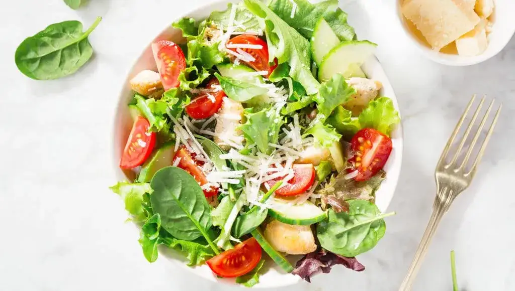 Jak zrobić szybką sałatkę, która zachwyci smakiem i prostotą