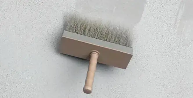 Czym wygładzić ściany przed malowaniem, aby uniknąć nierówności?