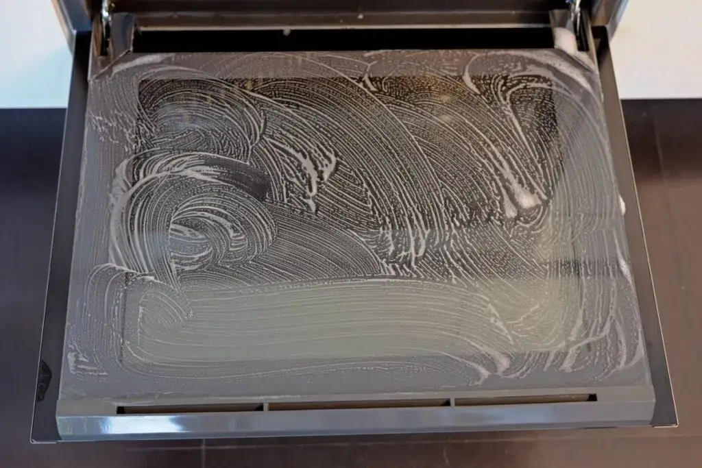 Jak domyć blachy z piekarnika? Skuteczne metody na trudne zabrudzenia