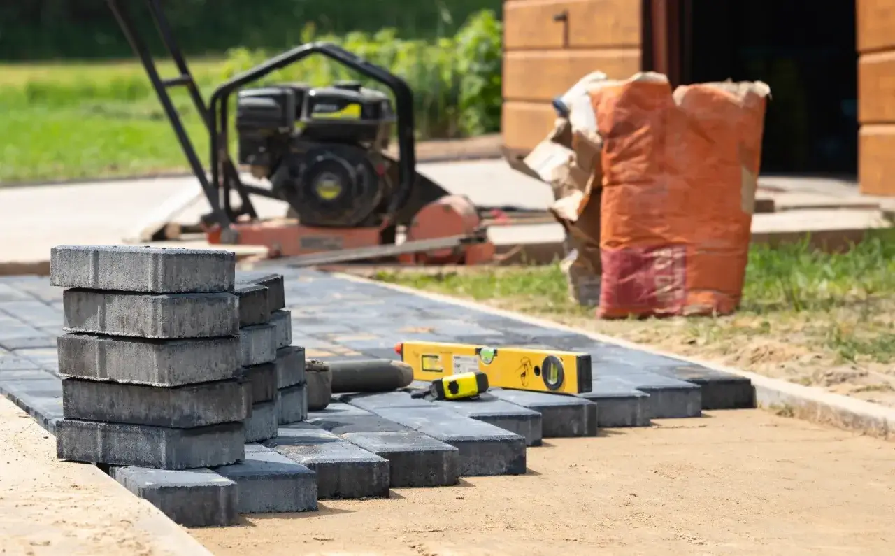 Jaka zagęszczarka do podjazdu? Wybierz mądrze i zbuduj trwale!