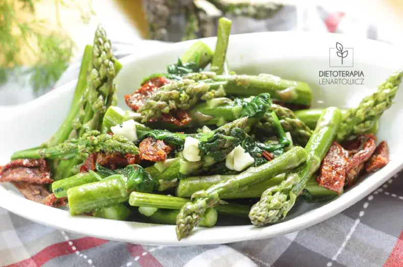Szparagi na obiad: 20+ inspiracji od klasyki po wege