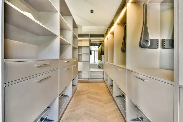 Jakie oświetlenie do garderoby wybrać, by uniknąć błędów i cieszyć się funkcjonalnością?