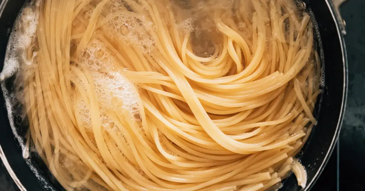 Czy makaron gotować pod przykryciem? Unikaj tych błędów w gotowaniu