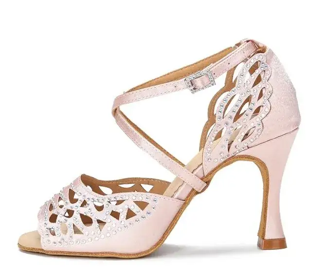 Jakie buty do brzoskwiniowej sukni ślubnej, aby wyglądać olśniewająco?