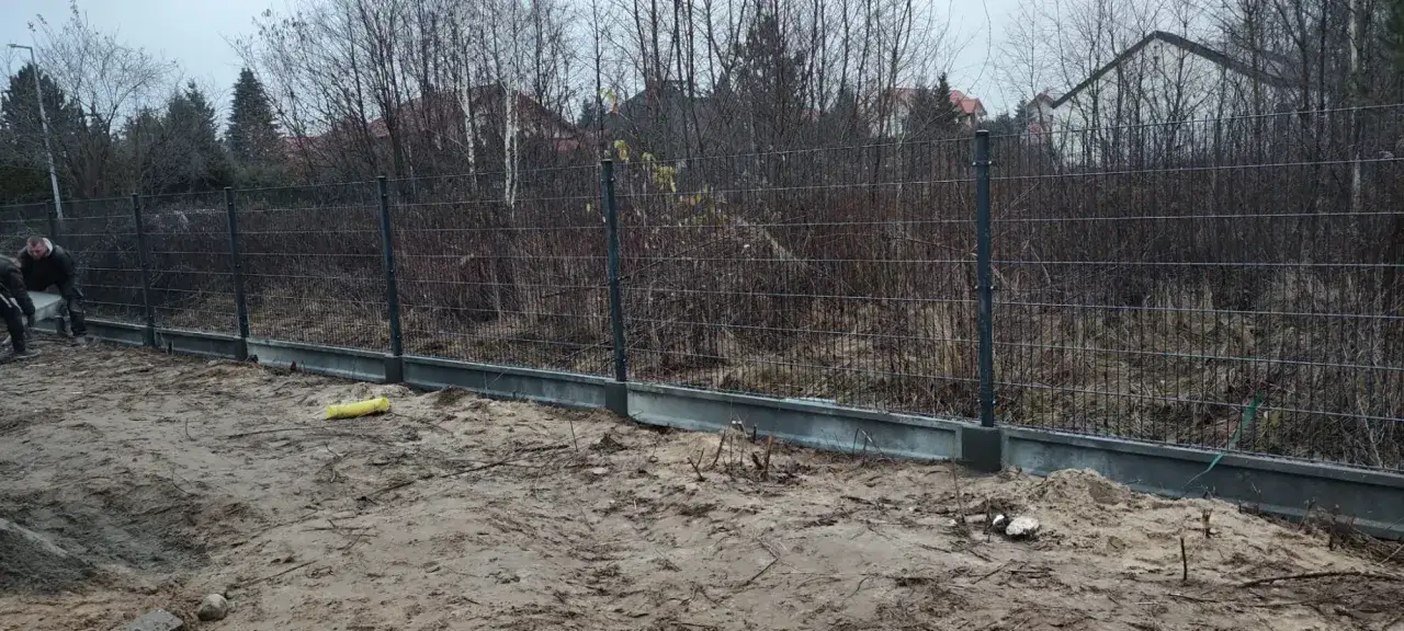 Jak wybrać kotwy do siatki ogrodzeniowej, aby uniknąć problemów z trwałością