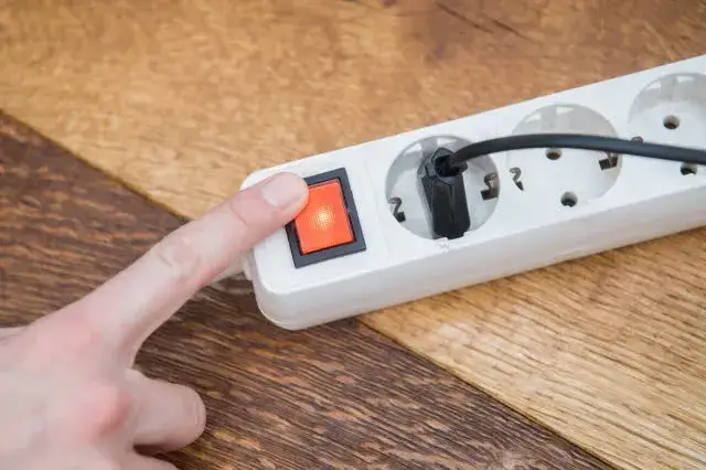 Ile prądu pobiera listwa zasilająca? Sprawdź, jak oszczędzać energię