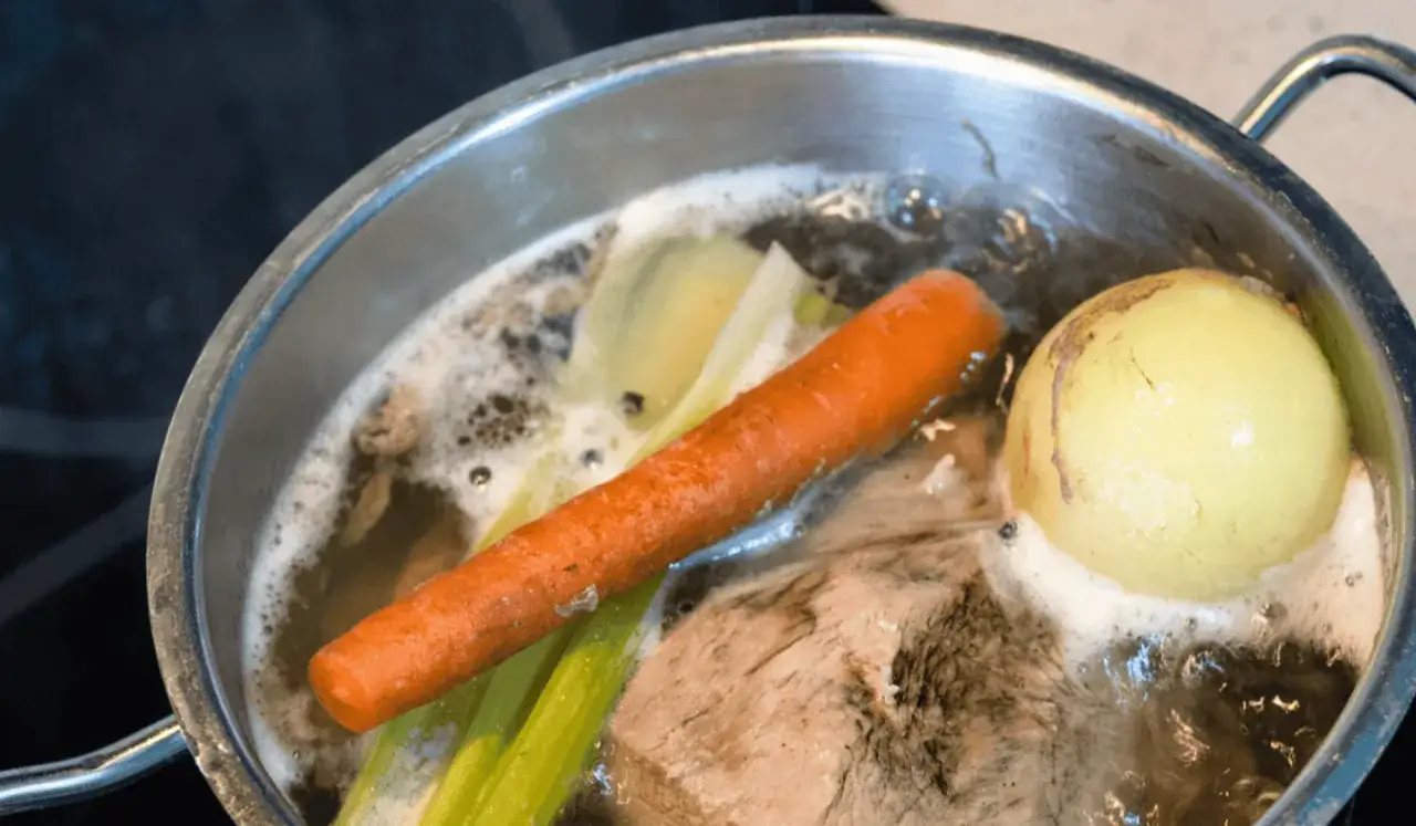 Czy zupę z lodówki trzeba zagotować, by uniknąć zatrucia pokarmowego?