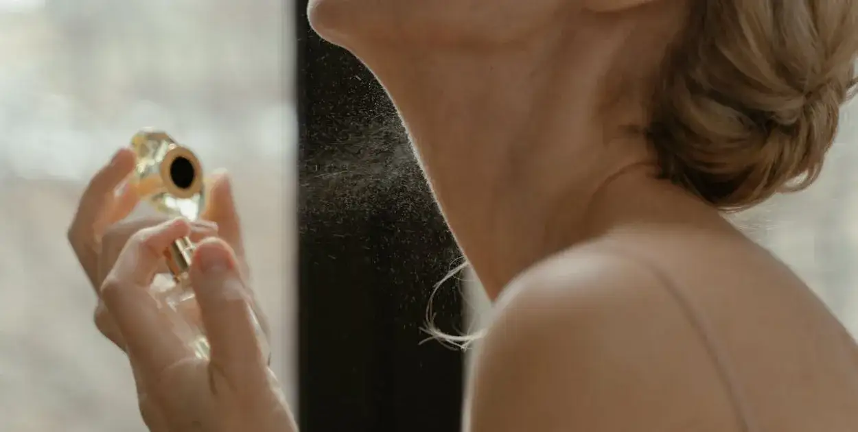 Jak psikac perfumy, aby ich zapach długo się utrzymywał i nie przytłaczał