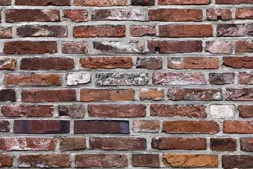 Jak skutecznie wyczyścić cegłę klinkierową z zaprawy bez uszkodzeń – sprawdzone metody