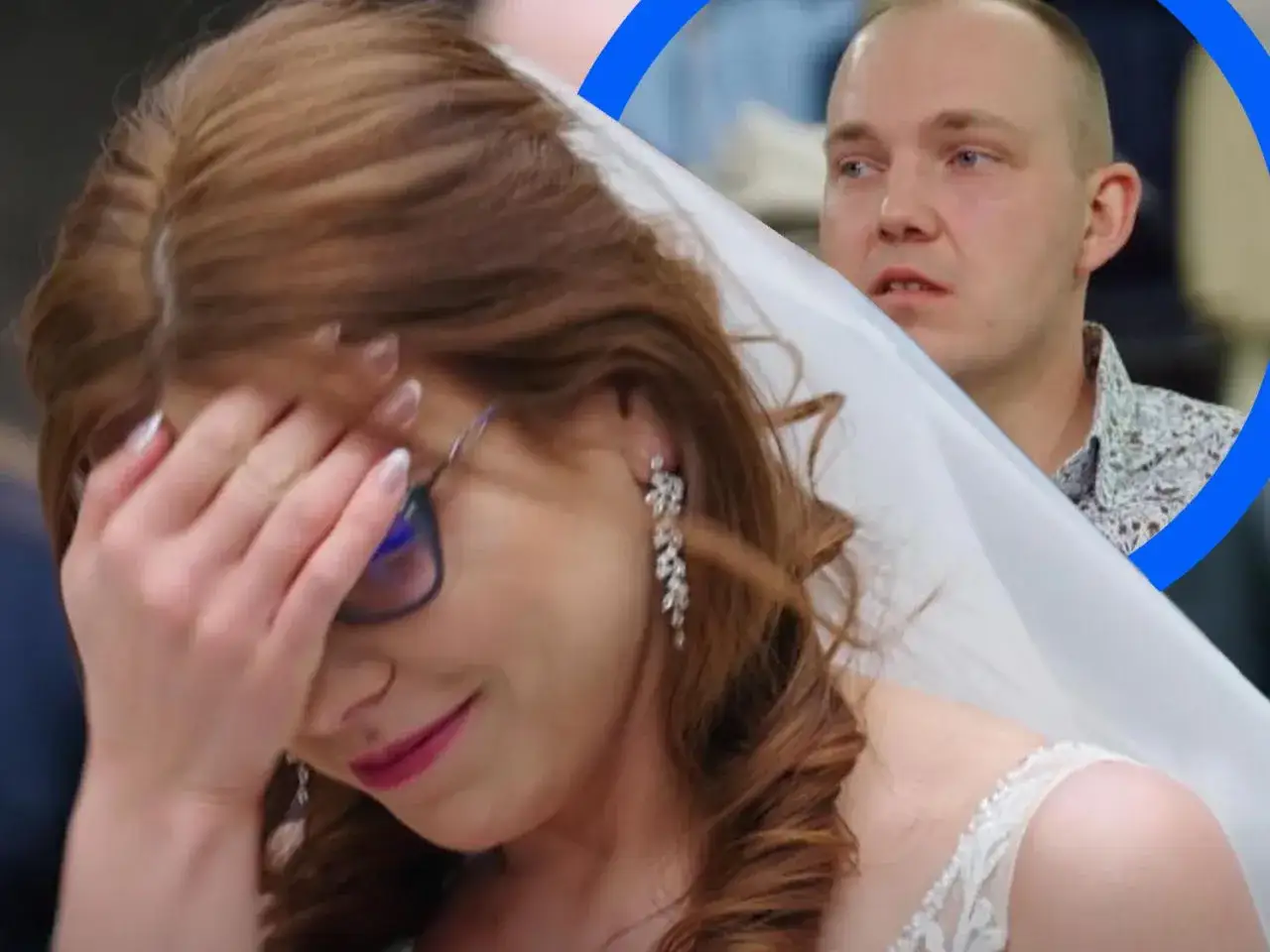 Panna młoda zakrywa twarz dłonią, obok widać pana młodego.