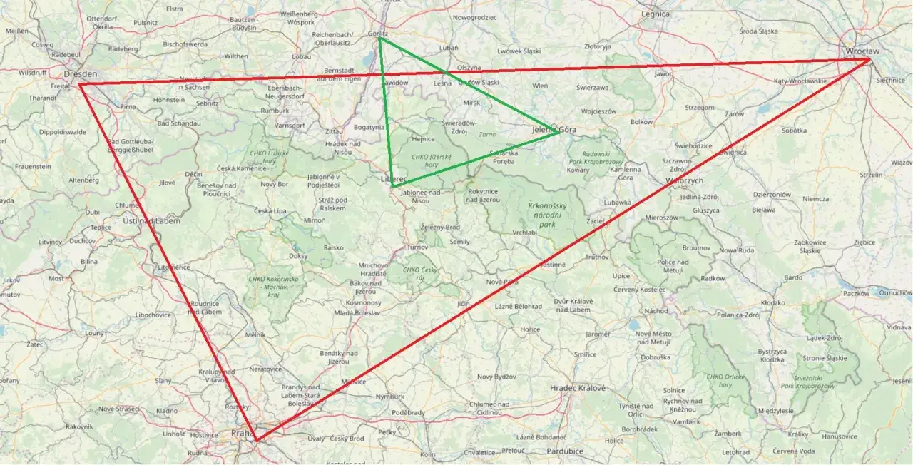 Mapa pokazuje, gdzie są góry izerskie, zaznaczone zielonym trójkątem między Libercem a Jelenią Górą, z wierzchołkami w Polsce i Czechach.