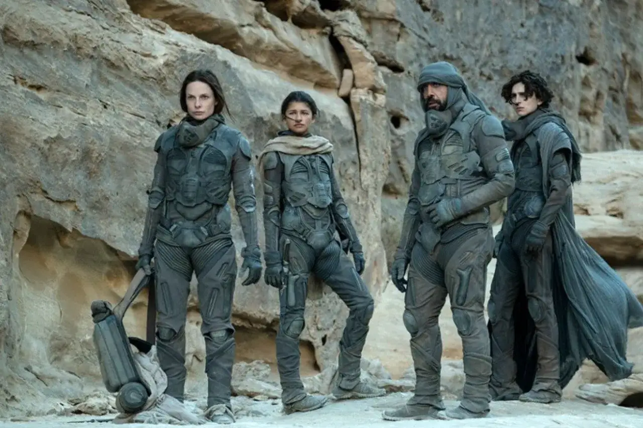 Chani, Stilgar i Paul w strojach Fremenów. Cała diuna 2 obsada w pustynnym krajobrazie.