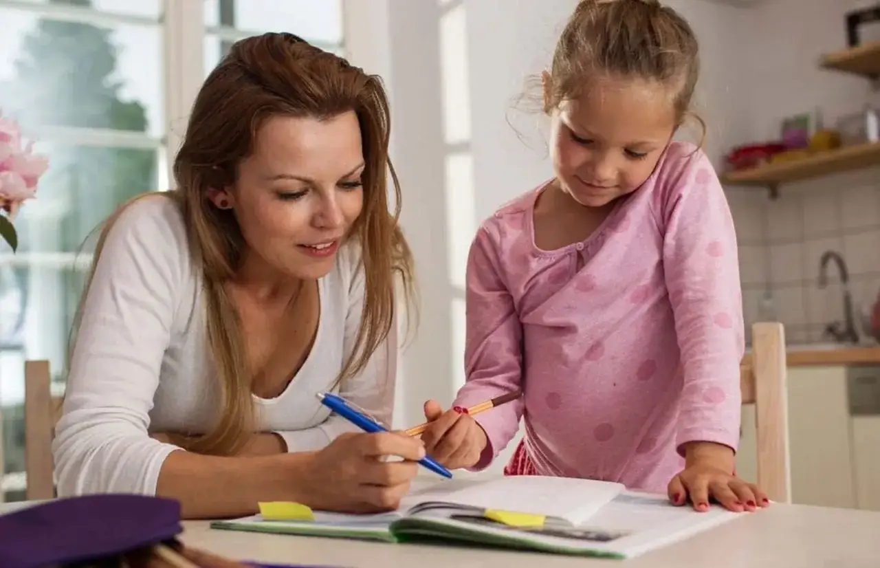 Mama i córka uczą się razem, analizując edukację domową wady i zalety.