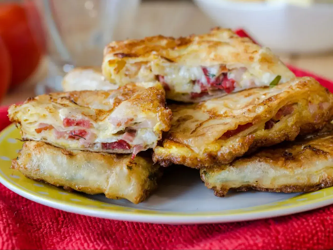 Kiełbasa z serem - proste przepisy na pyszne przekąski, które zaskoczą