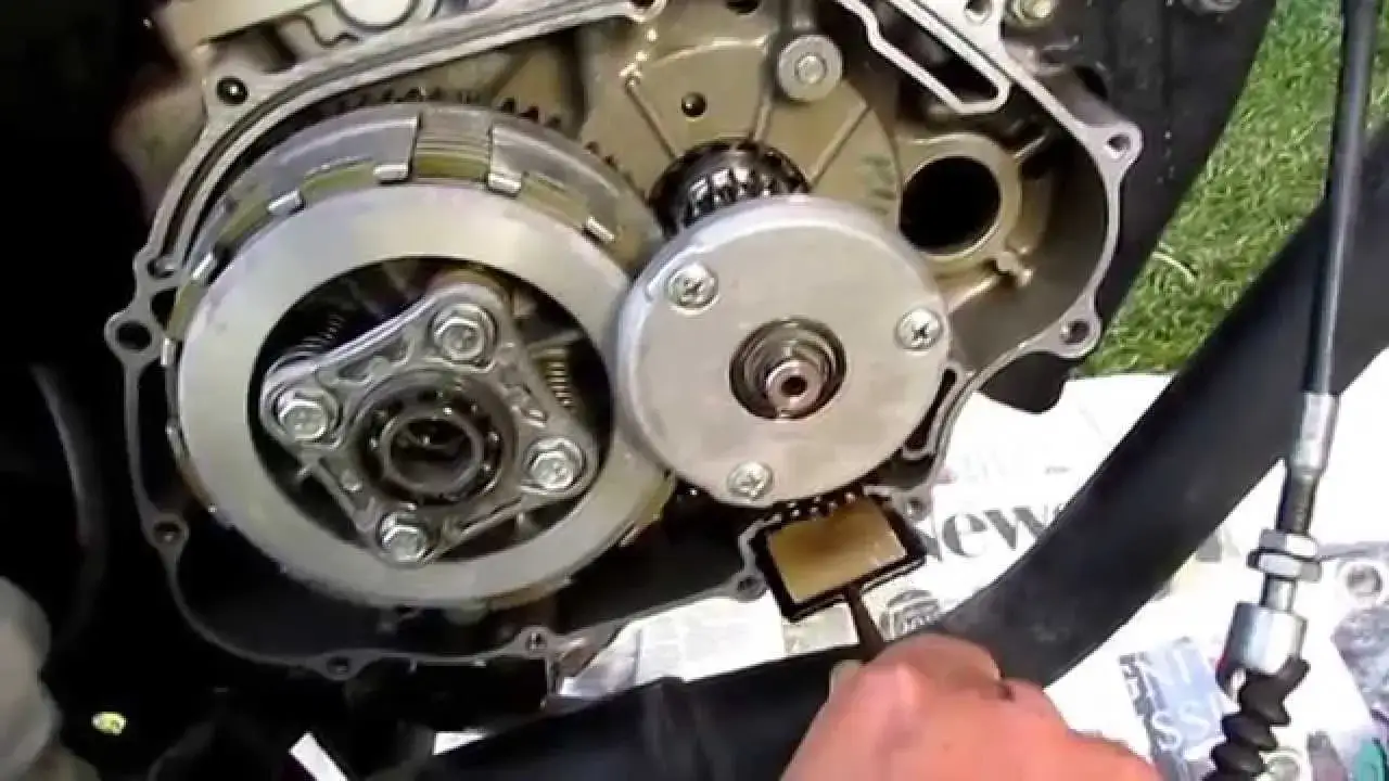 Ile oleju wchodzi do Honda CBR 125? Kluczowe informacje i porady