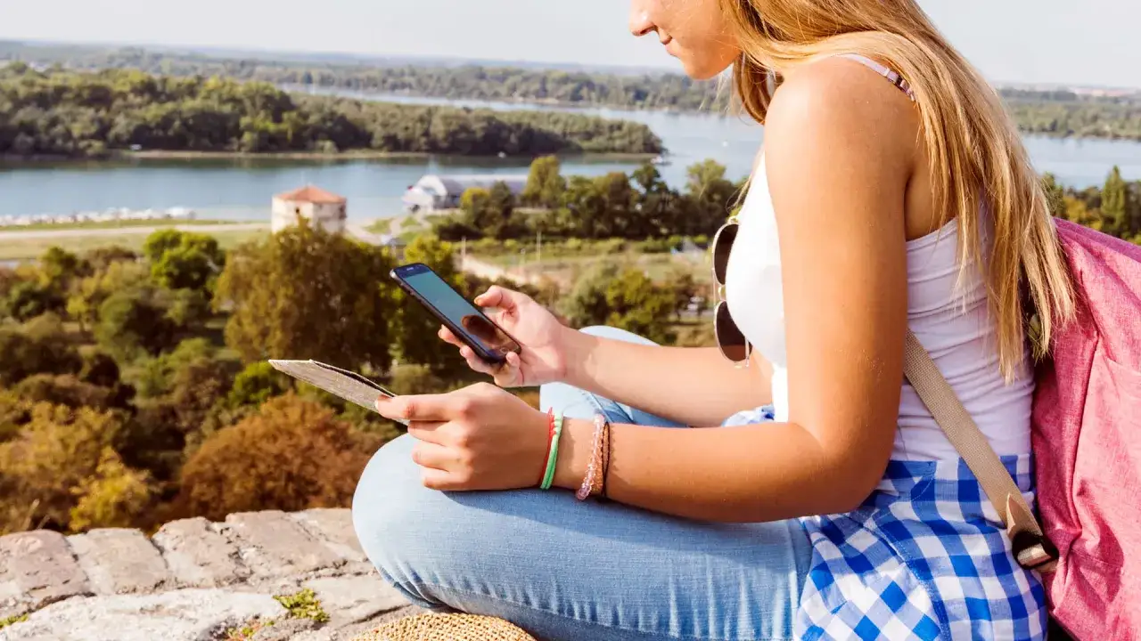 Co to roaming? Uniknij wysokich opłat za telefon za granicą.