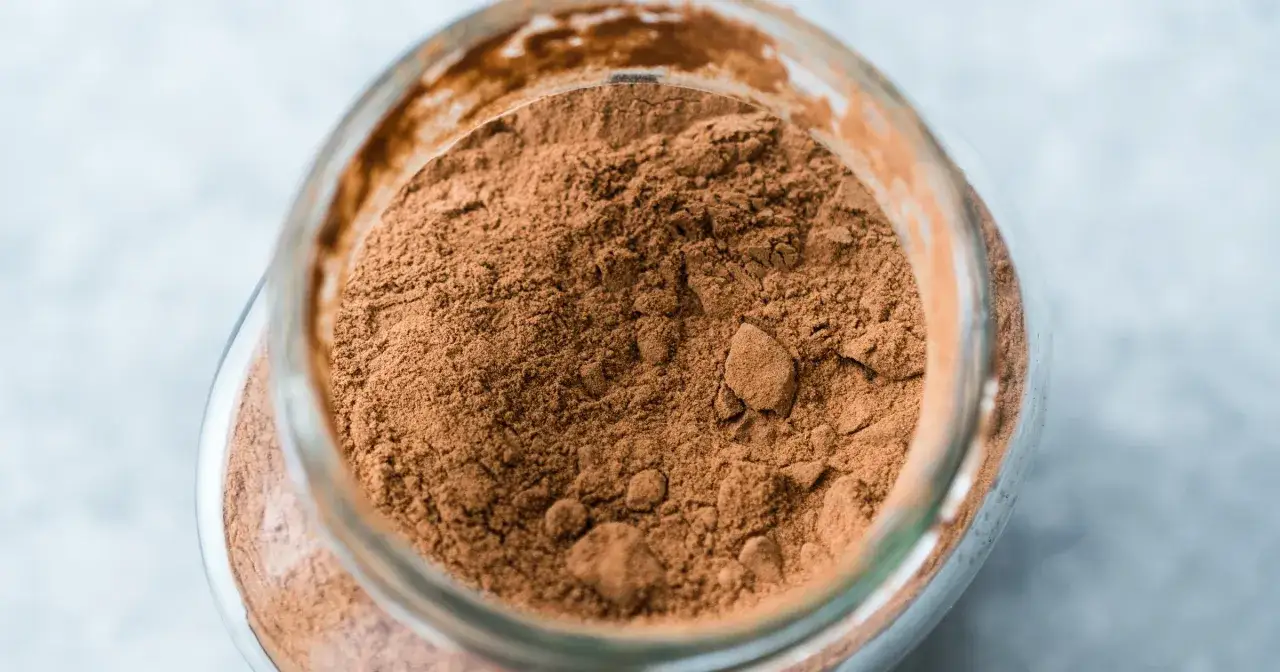 Czym zastąpić kakao? Sprawdź najlepsze alternatywy i porady