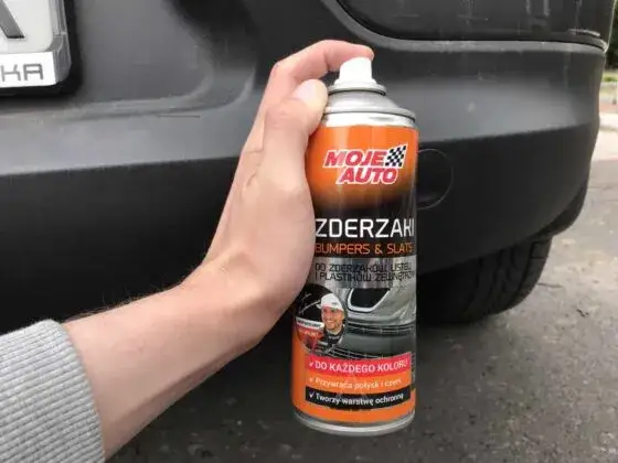 Czym czyścić plastiki w samochodzie, aby uniknąć zarysowań?