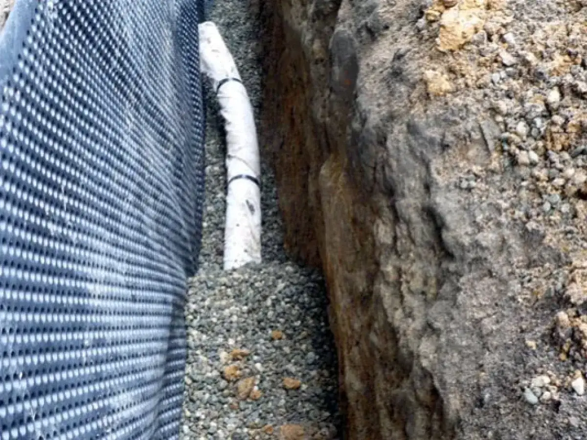 Odwodnienie budynku: Drenaż opaskowy krok po kroku + koszty