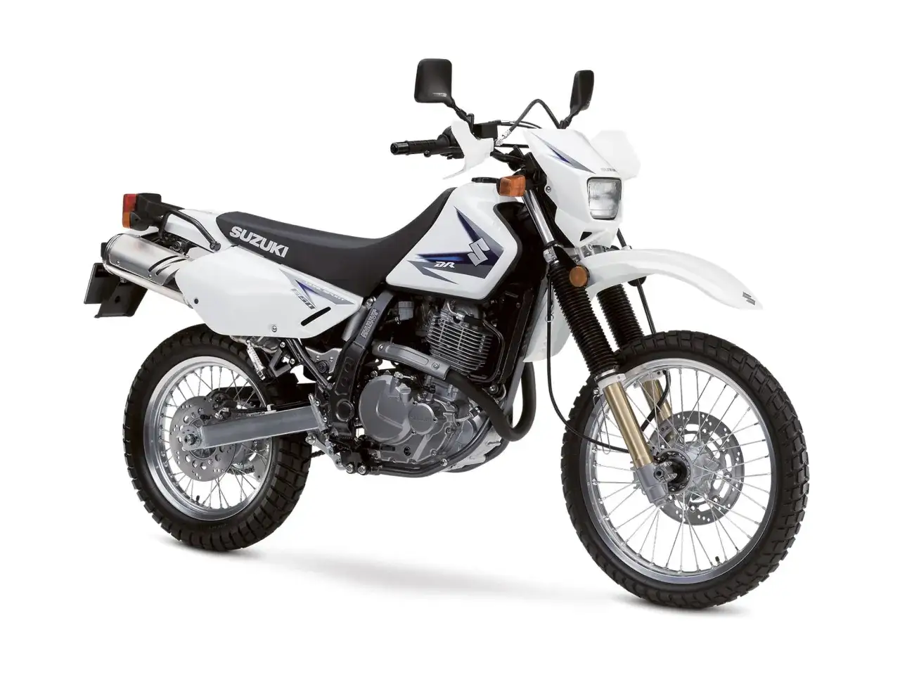 Biały motocykl Suzuki DR650SE, idealny na lekkie enduro turystyczne, gotowy na przygodę.