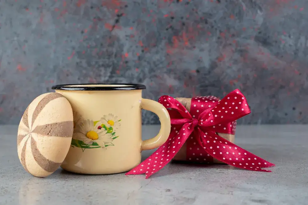 Jak zapakować filiżanki na prezent, by zachwyciły obdarowanego