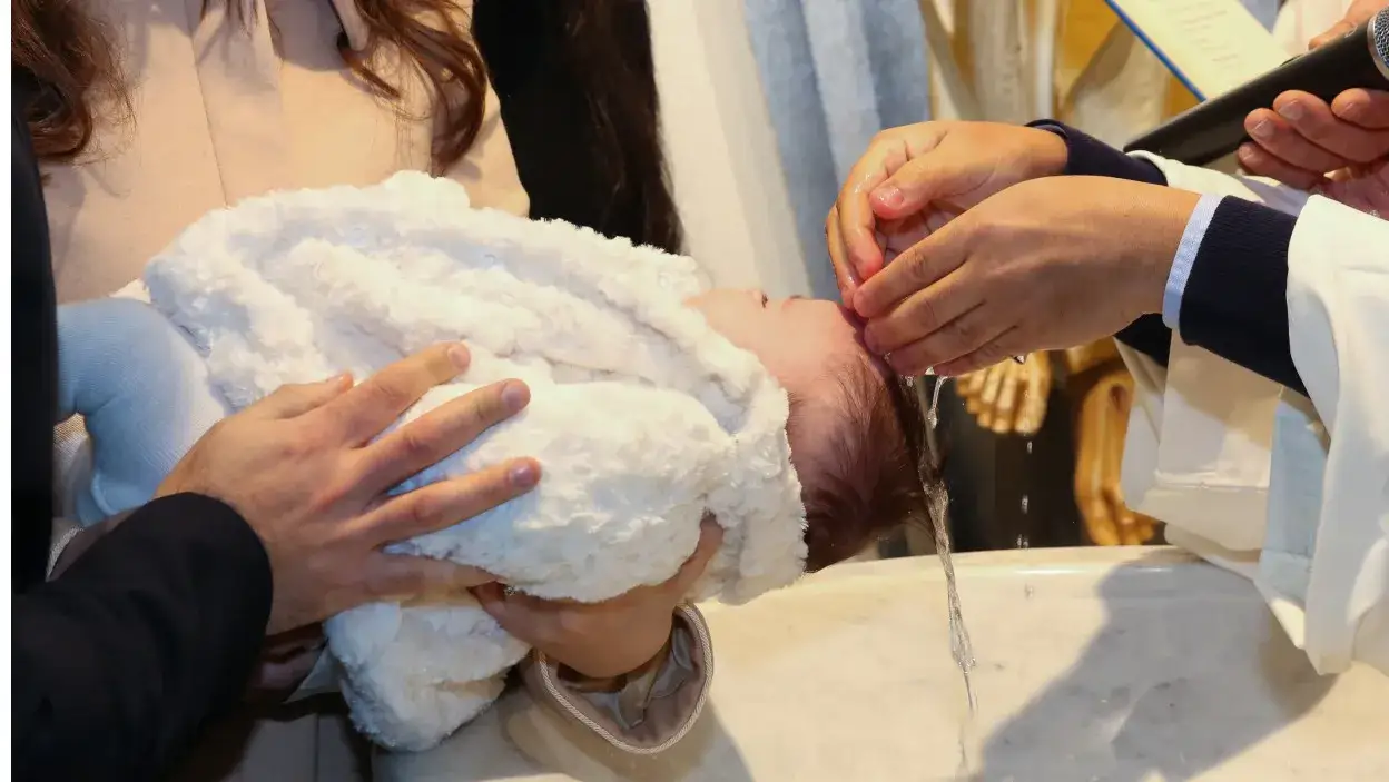 Co ubrać na chrzest dziecka zimą: Ciepłe i eleganckie propozycje