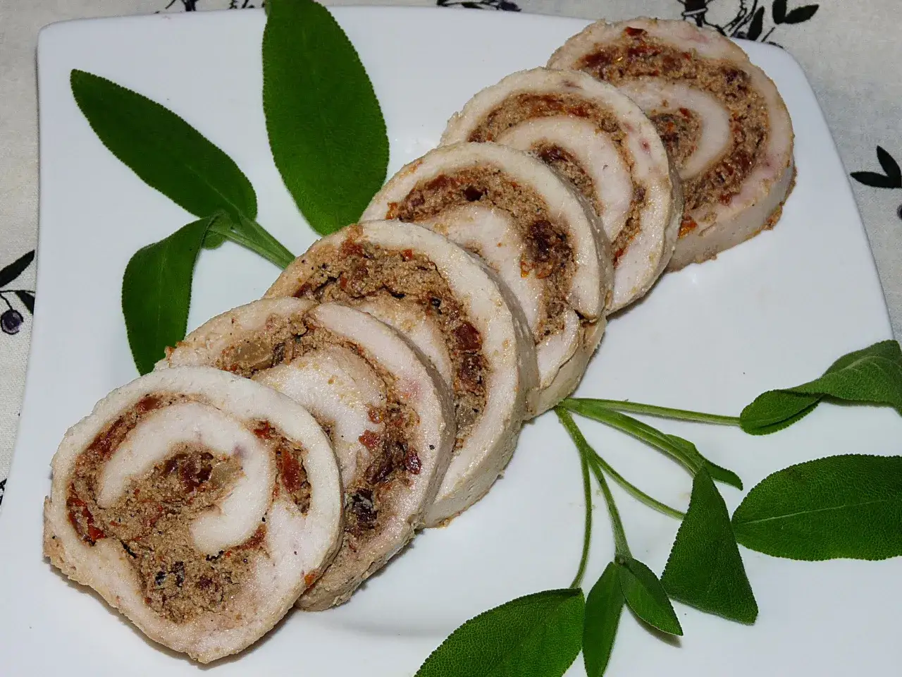 Pyszne roladki drobiowe z suszonymi pomidorami - prosta receptura