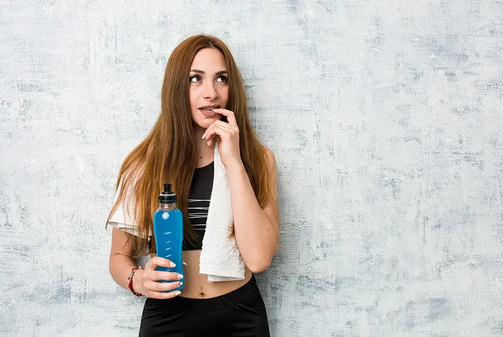 Co pić na treningu? Woda, izotonik czy BCAA poznaj zasady