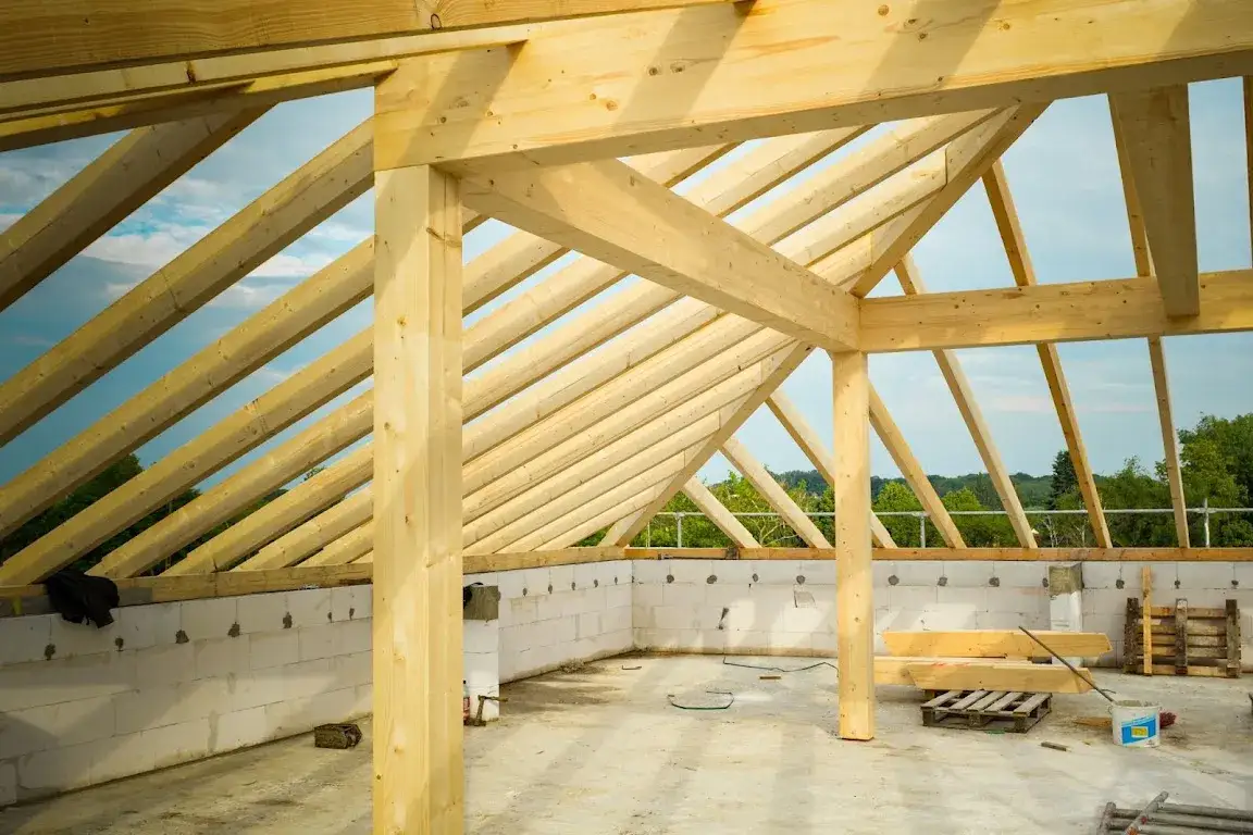 Strop drewniany czy betonowy? Koszty, czas budowy i komfort.