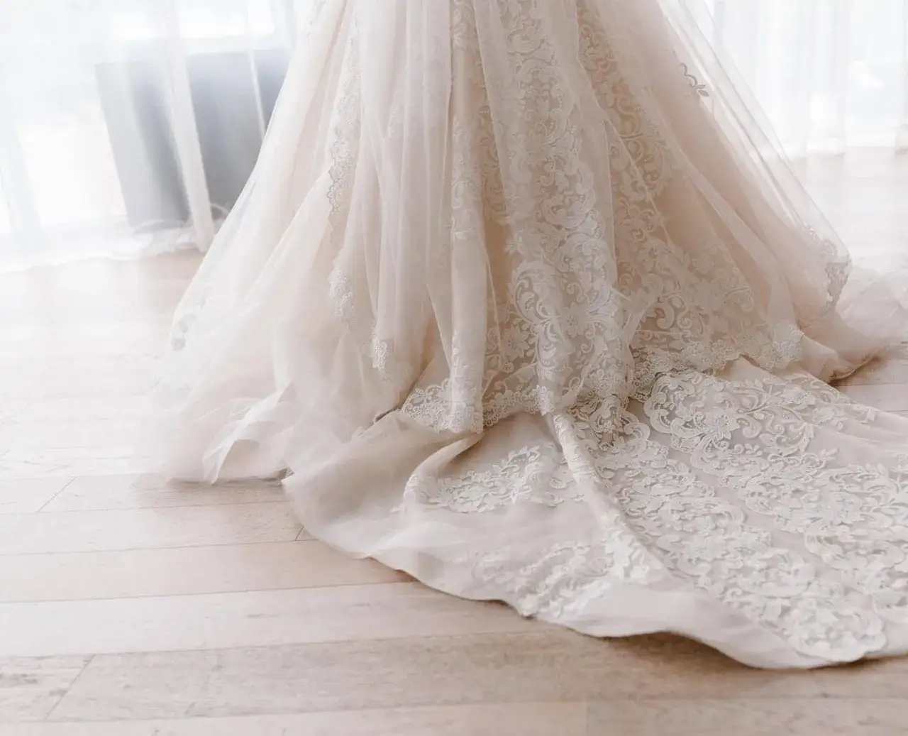 Jak podpiąć tren w sukni – proste sposoby na wygodę i elegancję