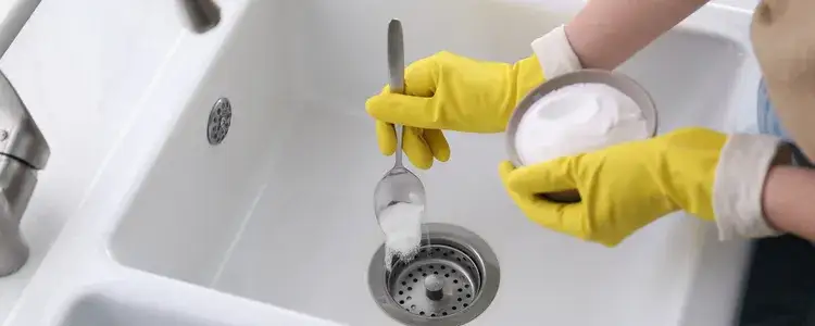 Zatkany zlew? Udrożnij go sam! Sprawdzone metody eksperta