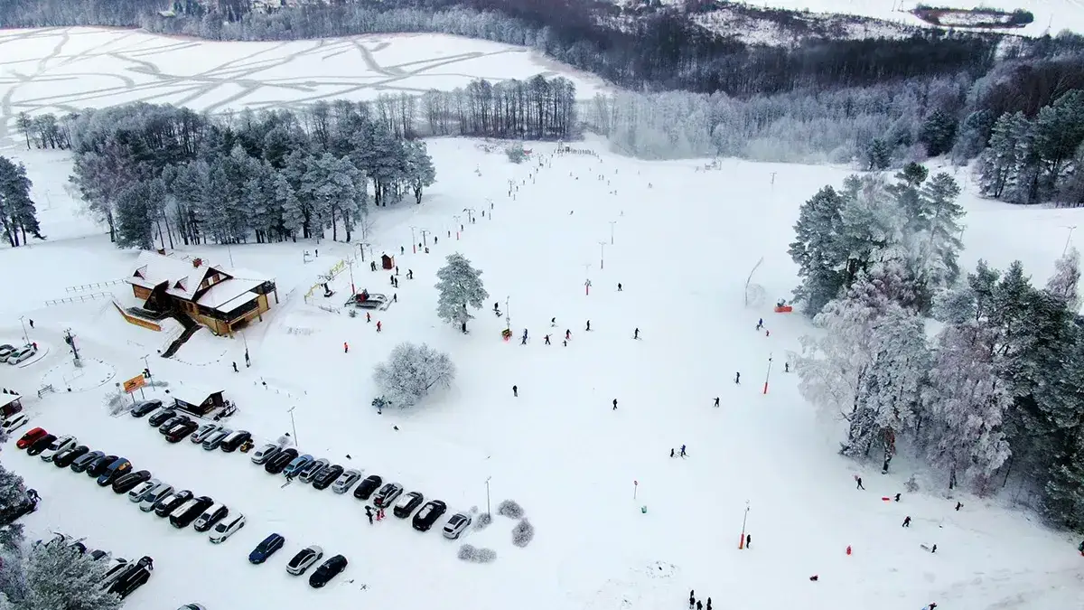 Stok ośrodek narciarski: idealne miejsce na zimowe przygody dla rodzin