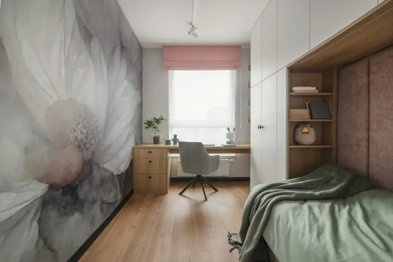 Brązowe okna: Jakie rolety wybrać, by wnętrze zachwyciło?