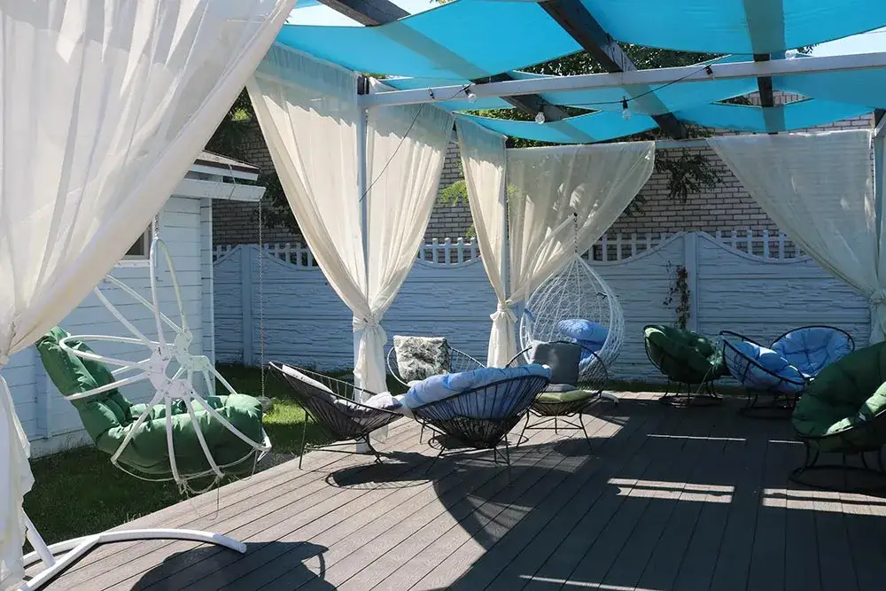 Jak zamontować zasłony na tarasie? Poradnik krok po kroku!