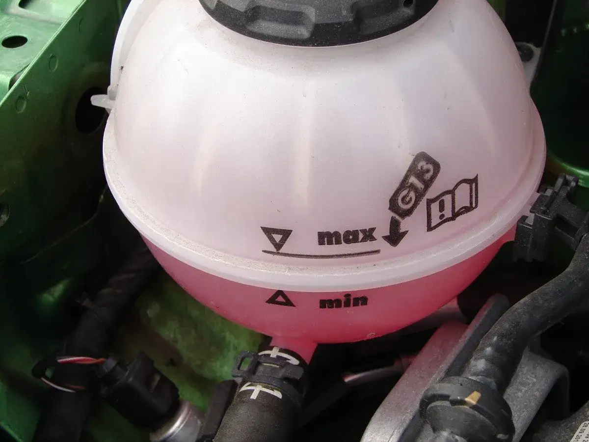 Dlaczego pieni się płyn w chłodnicy? Odkryj powody i zagrożenia