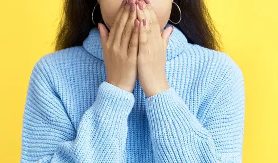 Dlaczego robią się afty w jamie ustnej? Odkryj przyczyny i sposoby na ulgę