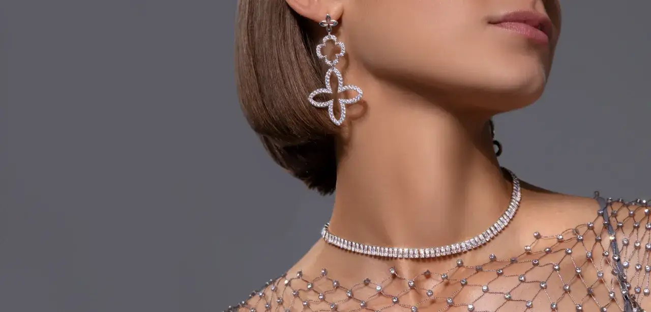 Krótki naszyjnik przy szyi: choker czy kolia? Poznaj różnice!